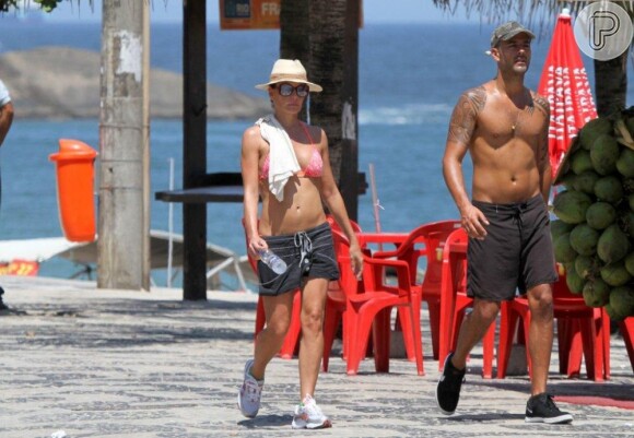 Carolina Ferraz, depois de reatar com Marcelo Marins, se exercita com o namorado em orla do Rio de Janeiro, em 25 de fevereiro de 2013