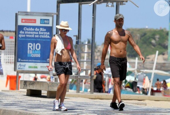 Carolina Ferraz, depois de reatar com Marcelo Marins, se exercita com o namorado em orla do Rio de Janeiro, em 25 de fevereiro de 2013