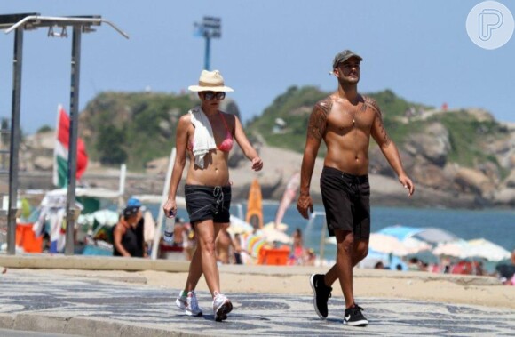 Carolina Ferraz, depois de reatar com Marcelo Marins, se exercita com o namorado em orla do Rio de Janeiro, em 25 de fevereiro de 2013