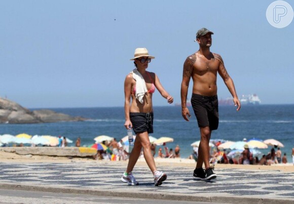 Carolina Ferraz, depois de reatar com Marcelo Marins, se exercita com o namorado em orla do Rio de Janeiro, em 25 de fevereiro de 2013