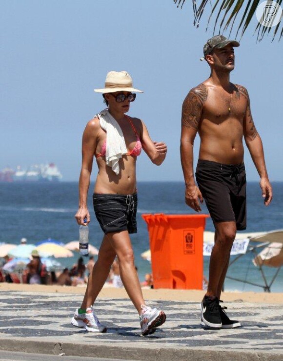 Carolina Ferraz, depois de reatar com Marcelo Marins, se exercita com o namorado em orla do Rio de Janeiro, em 25 de fevereiro de 2013