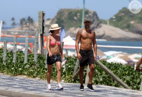 Carolina Ferraz, depois de reatar com Marcelo Marins, se exercita com o namorado em orla do Rio de Janeiro, em 25 de fevereiro de 2013