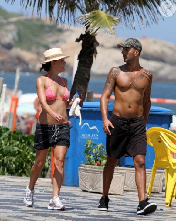 Carolina Ferraz, depois de reatar com Marcelo Marins, se exercita com o namorado em orla do Rio de Janeiro, em 25 de fevereiro de 2013