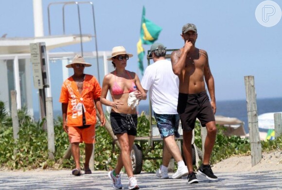 Carolina Ferraz, depois de reatar com Marcelo Marins, se exercita com o namorado em orla do Rio de Janeiro, em 25 de fevereiro de 2013