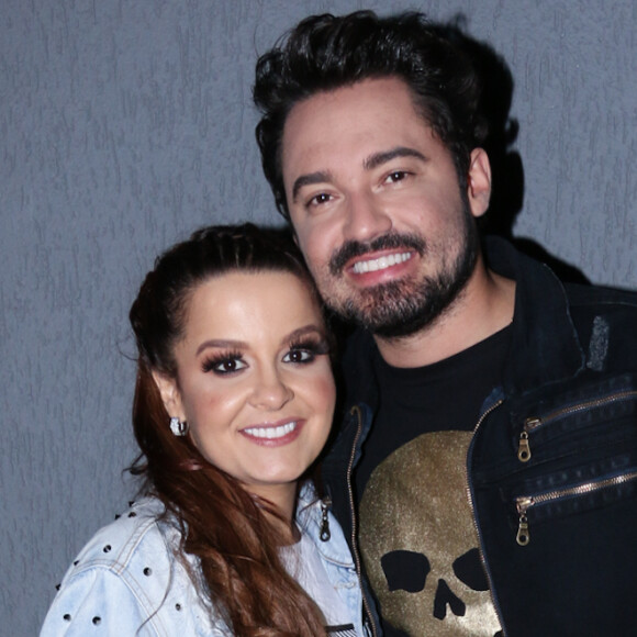 Maiara, em Dublin por turnê, dá 'bronca' em Fernando Zor por videochamada. Assista vídeo compartilhado pelo cantor nesta sexta-feira, dia 31 de janeiro de 2020