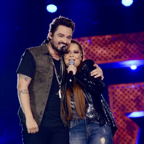 Maiara, namorada de Fernando Zor, estava em um aeroporto à quilômetros de distância do cantor