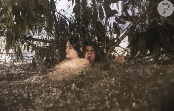 Na novela 'Salve-se Quem Puder', Luna (Juliana Paiva) foi salva por Téo (Felipe Simas) durante a passagem de um furacão em Cancún
