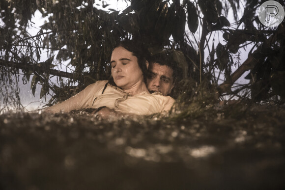 Na novela 'Salve-se Quem Puder', Luna (Juliana Paiva) foi salva da morte por Téo (Felipe Simas) em passagem de furacão no México