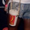 Iza rouba a cena com bolsa em formato de copo de refrigerante da marca Moschino em show
