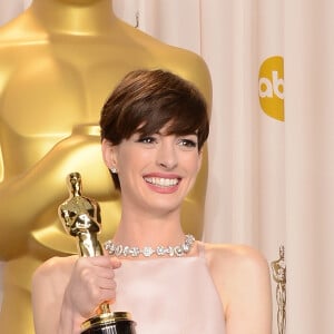 Anne Hathaway usou um longo delicado rosé da Prada em 2013