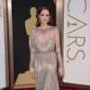 O vestido nude com brilho Elie Saab usado por Angelina Jolie no Oscar de 2013 é um dos mais icônicos em toda a premiação