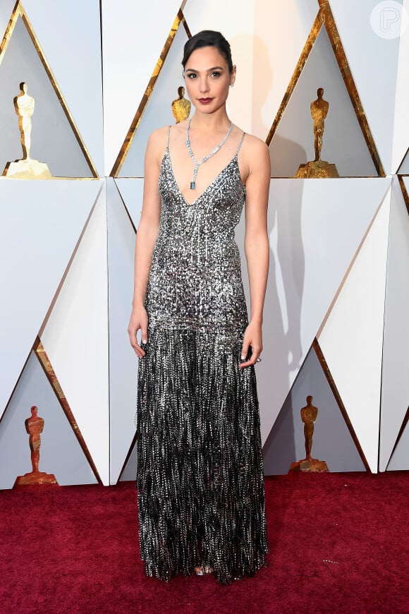 A atriz Gal Gadot usou um longo metalizado Givenchy em 2018: a peça tinha lantejoulas em todo comprimento e franjas 