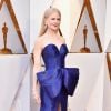 O vestido Armani Privé de Nicole Kidman em 2018 chamou atenção pelo laço gigantesco, decote coração e fenda frontal 