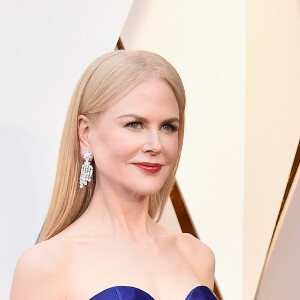 O vestido Armani Privé de Nicole Kidman em 2018 chamou atenção pelo laço gigantesco, decote coração e fenda frontal 