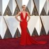O vestudo superdecotado de Charlize Theron se destacou nos looks do Oscar de 2016