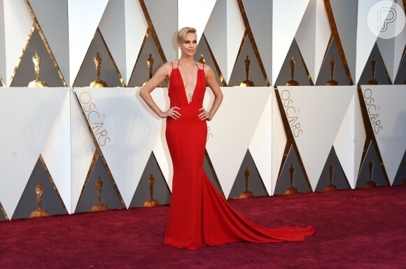 O vestudo superdecotado de Charlize Theron se destacou nos looks do Oscar de 2016
