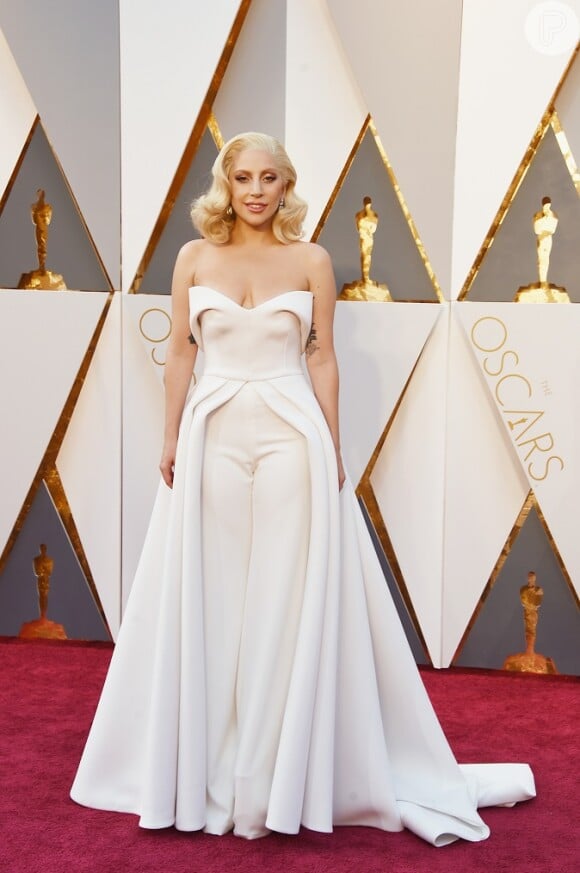 Lady Gaga usou macacão exclusivo no Oscar 2016 com styling de Brandon Maxwell