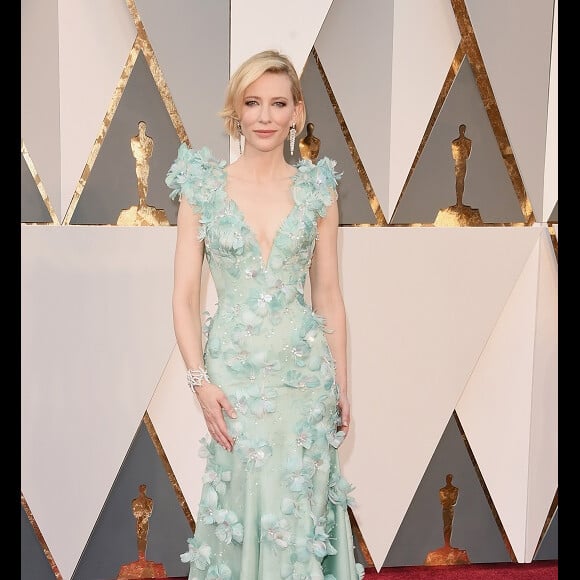 Cate Blanchett estava uma verdadeira fada com o longo Armani Privé: o vestido tinha aplicação de flores em 3D