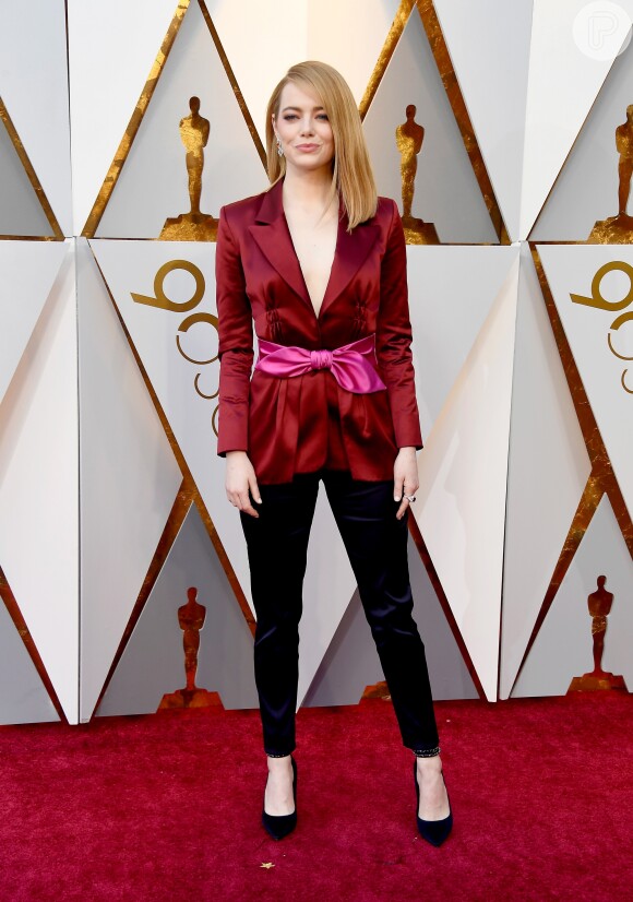 Emma Stone combinou blazer e calça Louis Vuitton no Oscar 2018