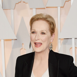 Meryl Streep, em 2015, deixou de lado o vestido e escolheu um conjunto de saia fendada, blazer e camisa branca