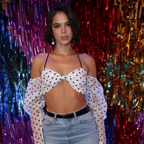 Bruna Marquezine contou que Selton Mello aceitou o convite de Manu Gavassi para que os dois trabalhassem juntos: 'Ele não só já aceitou como está desmaiado com esse vídeo!'