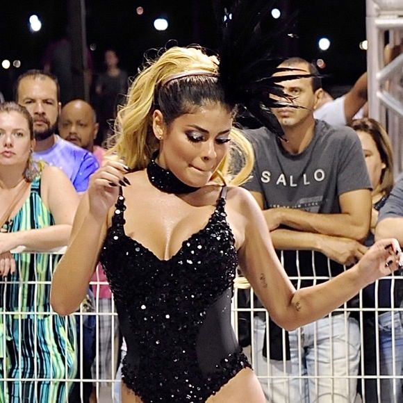 Ex-BBB Munik Nunes mostrou samba no pé em ensaio de Carnaval neste sábado, 8 de fevereiro de 2020