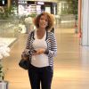Taís Araújo, grávida de seis meses, passeia em shopping com amiga, no Rio