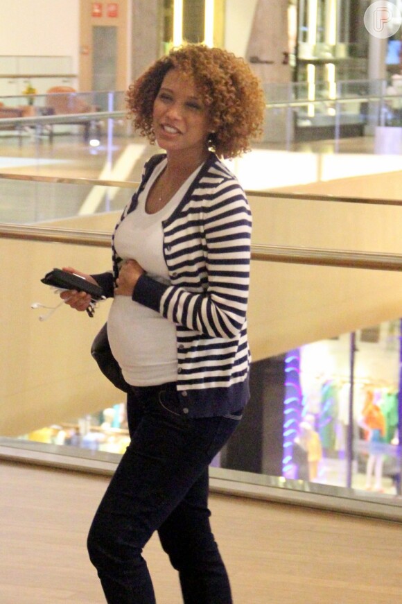 Taís Araújo, grávida de seis meses, passeia em shopping com amiga, e faz carinho no barrigão