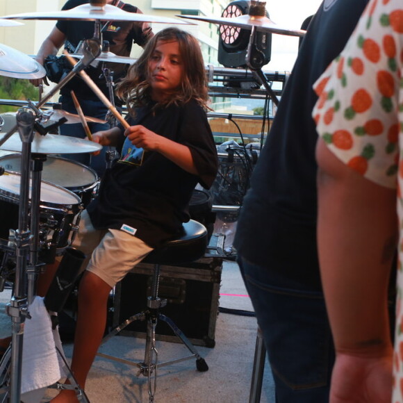 Filho de Ivete Sangalo, Marcelo costuma ser visto tocando percussão em show da mãe