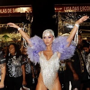 Sabrina Sato aposta em fantasia volumosa no último ensaio em São Paulo nesta quinta-feira, dia 13 fevereiro de 2020