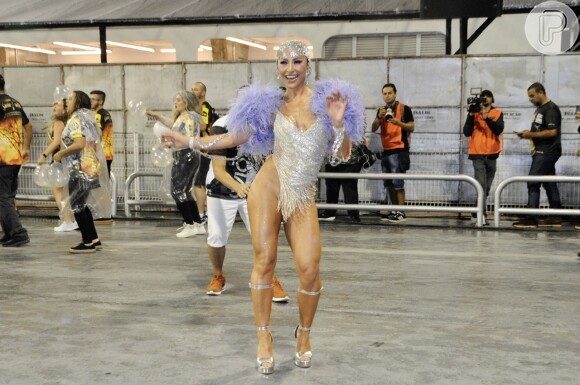 Sabrina Sato mostra samba no pé em  último ensaio em São Paulo nesta quinta-feira, dia 13 fevereiro de 2020