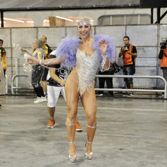 Sabrina Sato mostra samba no pé em  último ensaio em São Paulo nesta quinta-feira, dia 13 fevereiro de 2020