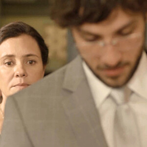Na novela 'Amor de Mãe', Danilo (Chay Suede) descobre ter sido adotado por Thelma (Adriana Esteves) no capítulo de sábado, 29 de fevereiro de 2020
