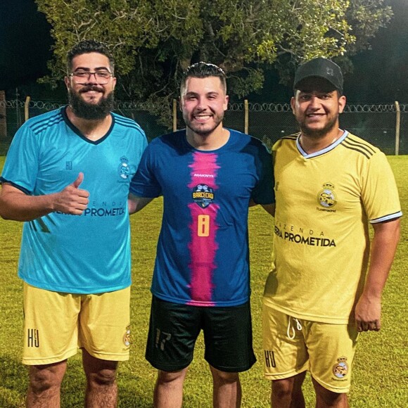 Murilo Huff encontrou a dupla Henrique e Juliano em jogo de futebol