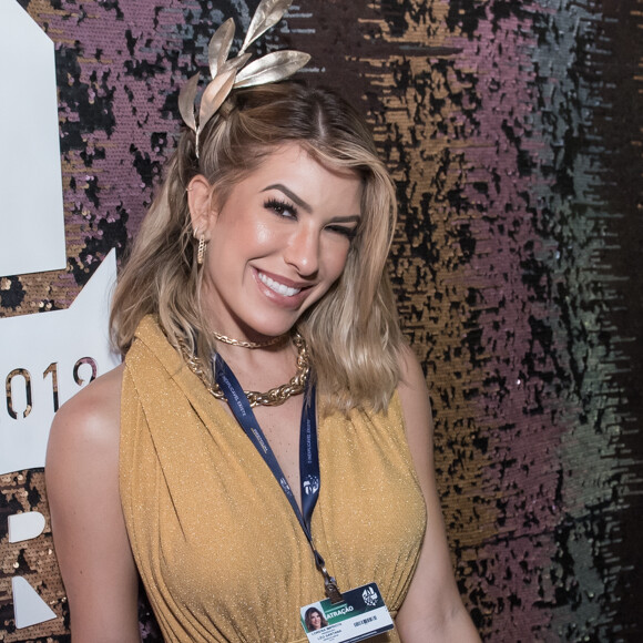 Lorena Improta surpreende por ir a bloco e não ser reconhecida