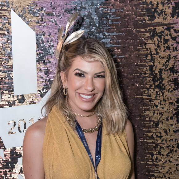 Lorena Improta veste fantasia de caveira em bloco