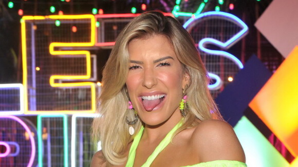 Lorena Improta se fantasia em bloco do ex e fãs confundem com Ivete Sangalo