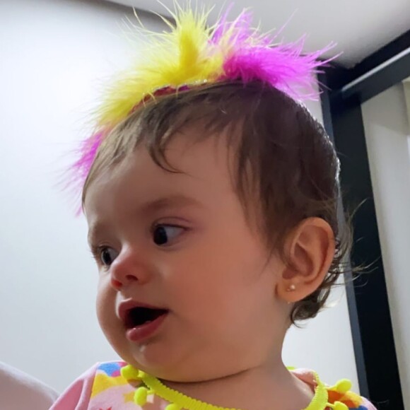 Filha de Thaeme Mariôto, Liz posou com look de Carnaval