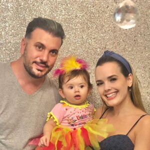 Filha de Thaeme Mariôto, Liz apareceu em clima de Carnaval em foto com os pais