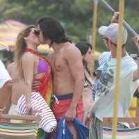 Deborah Secco beija Rodrigo Simas em gravação de 'Boogie Oogie' em praia do Rio