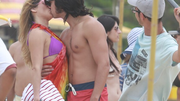 Deborah Secco beija Rodrigo Simas em gravação de 'Boogie Oogie' em praia do Rio