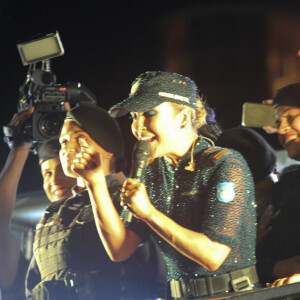 Claudia Leitte ganhou a companhia de policiais femininas em cima do trio elétrico