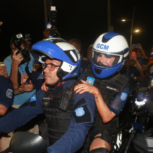 Claudia Leitte inovou ao chegar no trio de moto com policiais de Salvador
