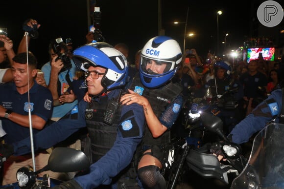 Claudia Leitte inovou ao chegar no trio de moto com policiais de Salvador