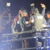 Claudia Leitte faz fotos com policiais femininas em cima do trio elétrico