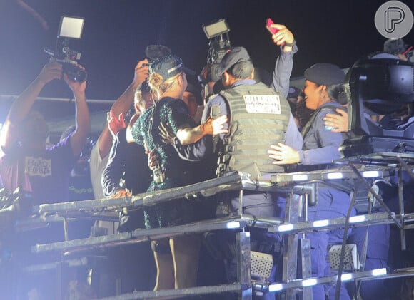 Claudia Leitte faz fotos com policiais femininas em cima do trio elétrico