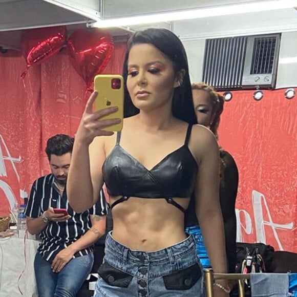 Barriga chapada de Maraisa, irmã de Maiara, impressionou seguidores em foto antes de show em Laguna, interior de Santa Catarina: 'Que corpo!'