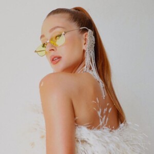 Marina Ruy Barbosa deixa pernas à mostra ao usar short curto em look de Carnaval