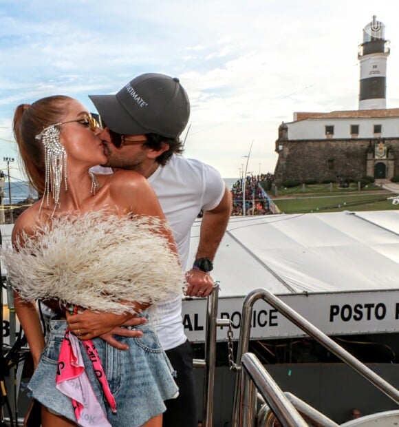 Marina Ruy Barbosa beija o marido, Xandinho Negrão, em cima do trio