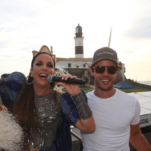 Vestida de rainha, Ivete Sangalo posa com Marina Ruy Barbosa e Xandinho Negrão